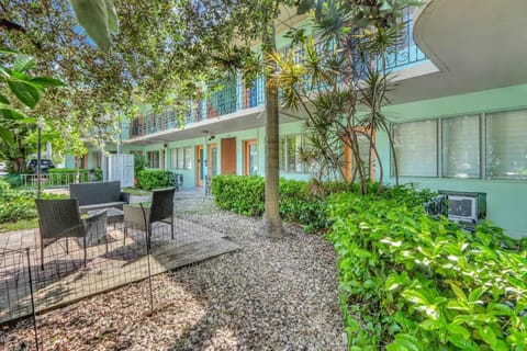 Beachside Escape with King Bed plus 2 Queens Miami Apartment in South Beach Miami