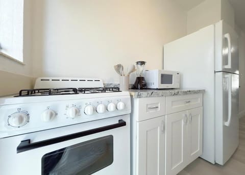 Beachside Escape with King Bed plus 2 Queens Miami Apartment in South Beach Miami