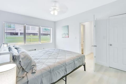 Beachside Escape with King Bed plus 2 Queens Miami Apartment in South Beach Miami