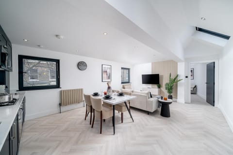 TV and multimedia, Kitchen or kitchenette, Living room, Seating area, Dining area