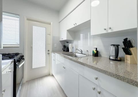 Bright 1BR Miami Beach Apt with 3 Queens & Smart TV Apartment in South Beach Miami