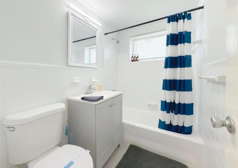 Bright 1BR Miami Beach Apt with 3 Queens & Smart TV Apartment in South Beach Miami