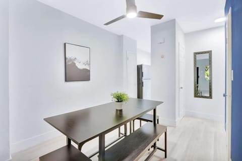 Bright 1BR Miami Beach Apt with 3 Queens & Smart TV Apartment in South Beach Miami