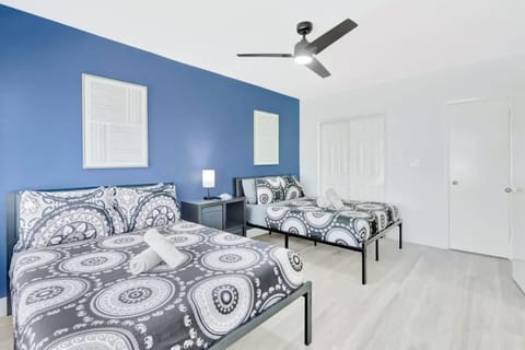 Bright 1BR Miami Beach Apt with 3 Queens & Smart TV Apartment in South Beach Miami