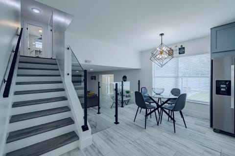 Lakehills Paradise Modern Home with heated pool House in Lutz