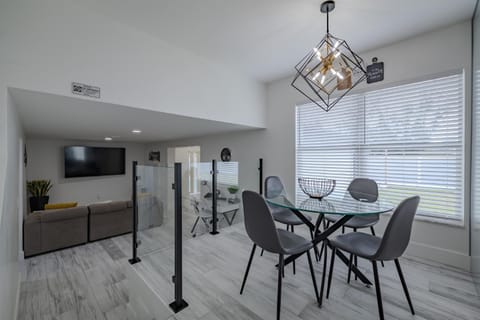 Lakehills Paradise Modern Home with heated pool House in Lutz