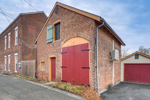 1 Block to Main St Second Street Carriage House Apartment in Indiana