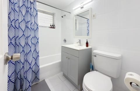 1BR Miami Beach Apt with King plus 2 Queens & Smart TV Apartment in South Beach Miami