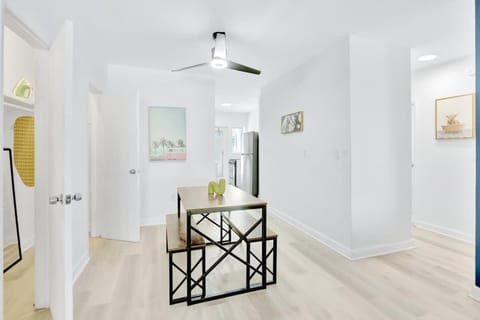 1BR Miami Beach Apt with King plus 2 Queens & Smart TV Apartment in South Beach Miami