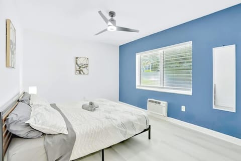 1BR Miami Beach Apt with King plus 2 Queens & Smart TV Apartment in South Beach Miami