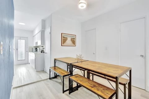 1BR Miami Beach Apt with King plus 2 Queens & Workspace Apartment in South Beach Miami