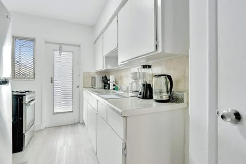 1BR Miami Beach Apt with King plus 2 Queens & Workspace Apartment in South Beach Miami