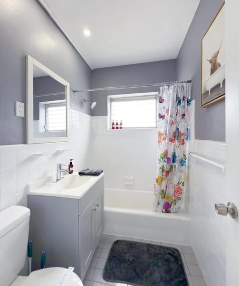 1BR Miami Beach Apt with King plus 2 Queens & Workspace Apartment in South Beach Miami