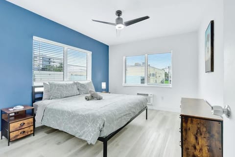 1BR Miami Beach Apt with King plus 2 Queens & Workspace Apartment in South Beach Miami