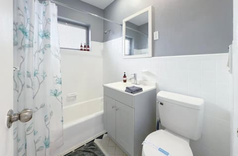 1BR Miami Beach Apt with 3 Queens plus Free Parking Apartment in South Beach Miami