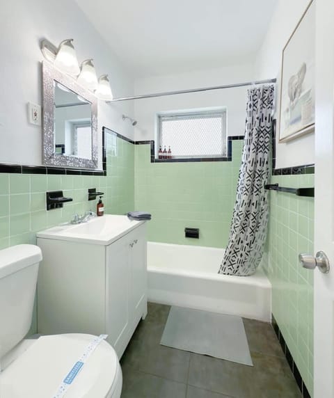 1BR Miami Beach Apt with King plus 2 Queens & Parking Apartment in South Beach Miami