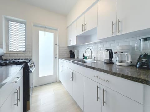 1BR Miami Beach Apt with King plus 2 Queens & Parking Apartment in South Beach Miami