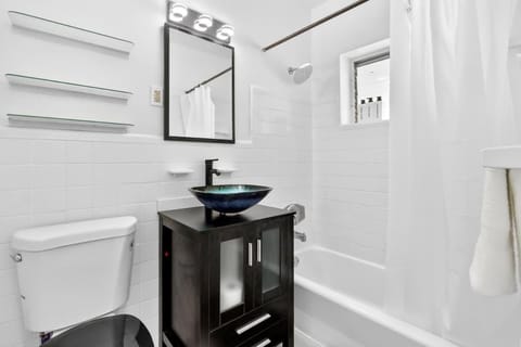 Sunny Miami Beach Studio with 2 Queens plus Workspace Apartment in South Beach Miami