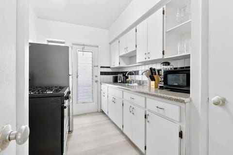 Sunny Miami Beach Studio with 2 Queens plus Workspace Apartment in South Beach Miami