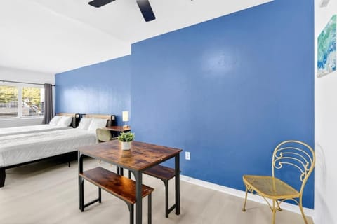 Sunny Miami Beach Studio with 2 Queens plus Workspace Apartment in South Beach Miami