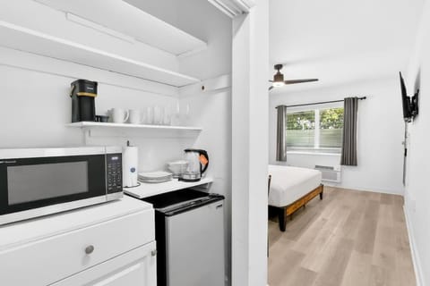 Miami Beach Studio with King Smart TV & Dining Nook Apartment in South Beach Miami