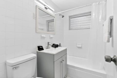 Miami Beach Studio with King Smart TV & Dining Nook Apartment in South Beach Miami