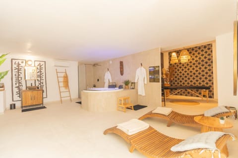 Shower, Massage, Spa and wellness centre/facilities, Decorative detail, towels