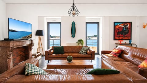 View (from property/room), Living room, City view, Sea view