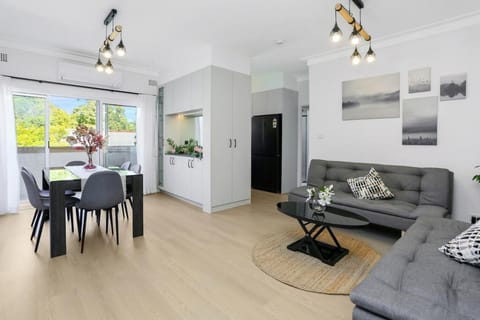 Living room, Lounge or bar, Seating area, Dining area