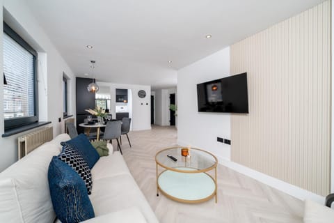 TV and multimedia, Living room, Seating area, Dining area