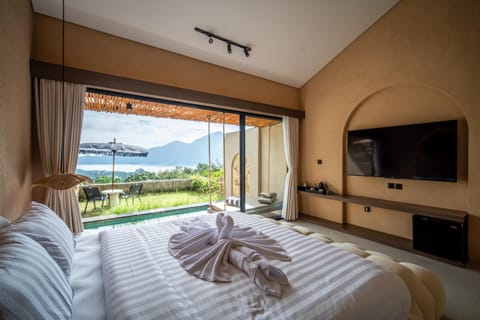 Bed, TV and multimedia, Photo of the whole room, Bedroom, Lake view, Mountain view
