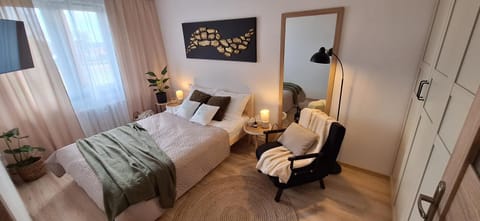 Bed, TV and multimedia, Living room, Photo of the whole room, Seating area, Bedroom, wardrobe