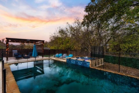 Luxury 7BR Pool Hot Tub & 4 Car Parking House in Pflugerville