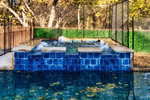 Luxury 7BR Pool Hot Tub & 4 Car Parking House in Pflugerville