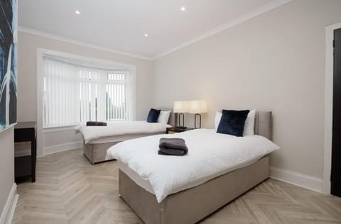 3BR Home Sleeps 6 Near Airport with Parking Apartment in Glasgow