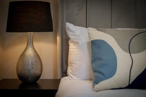 3BR Home Sleeps 6 Near Airport with Parking Apartment in Glasgow