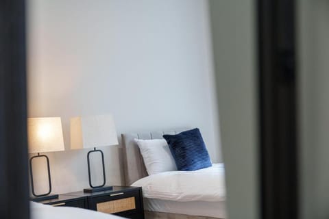 3BR Home Sleeps 6 Near Airport with Parking Apartment in Glasgow