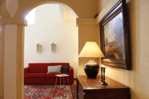 Facade/entrance, Photo of the whole room, Decorative detail
