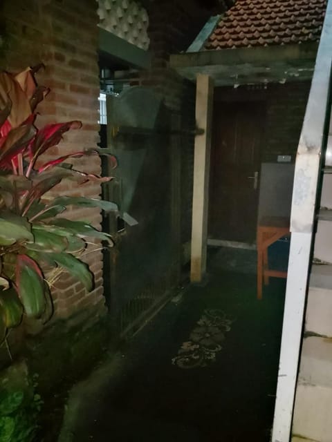 Mengwitani Guesthouse Bed and Breakfast in Kediri