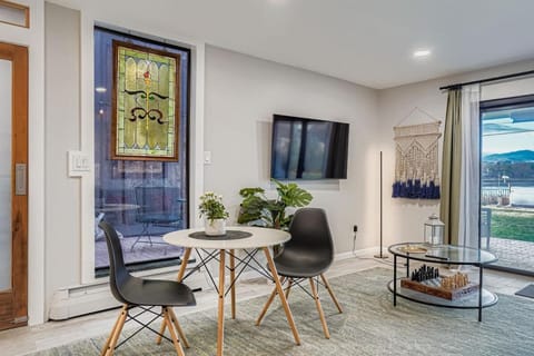 FoxGardens Incredible Lake & Mtn View Private Secure Apartment in Applewood