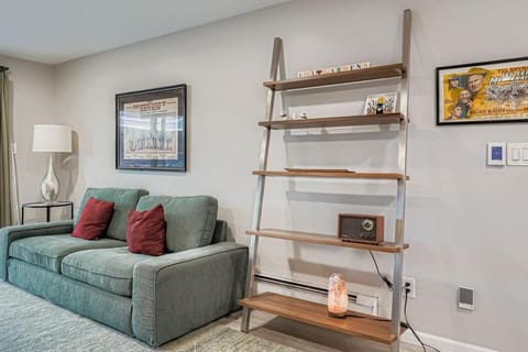 FoxGardens Incredible Lake & Mtn View Private Secure Apartment in Applewood