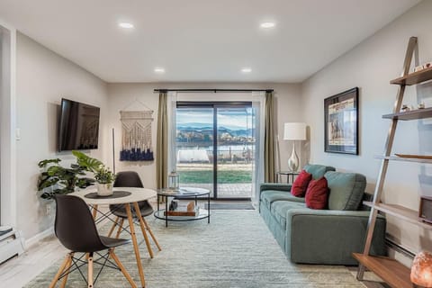 FoxGardens Incredible Lake & Mtn View Private Secure Apartment in Applewood