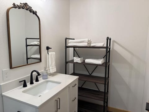 Ember & Evergreen Retreat with covered hot tub and patios in charming Ashford House in Ashford