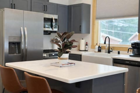 Ember & Evergreen Retreat with covered hot tub and patios in charming Ashford House in Ashford