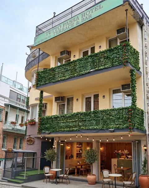 Property building, Day, Balcony/Terrace