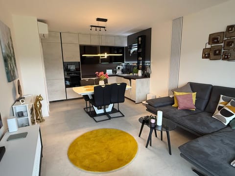 TV and multimedia, Kitchen or kitchenette, Living room, Seating area