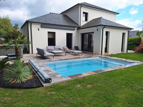 Property building, Patio, Garden, Balcony/Terrace, Swimming pool, Swimming pool
