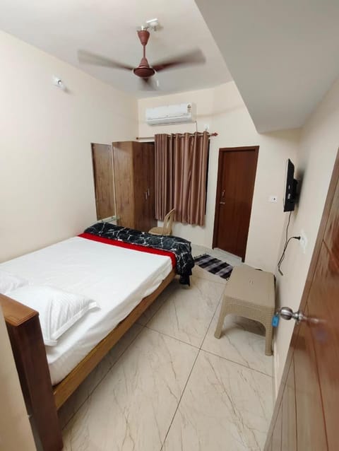 Bed, Living room, Photo of the whole room, Bedroom, towels, air conditioner