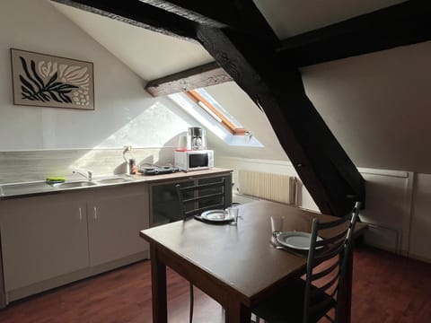 Kitchen or kitchenette, Dining area