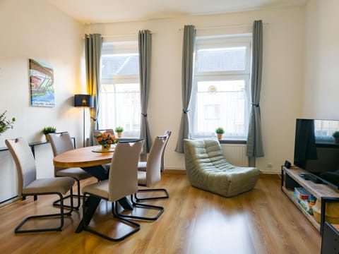 TV and multimedia, Living room, Seating area, Dining area